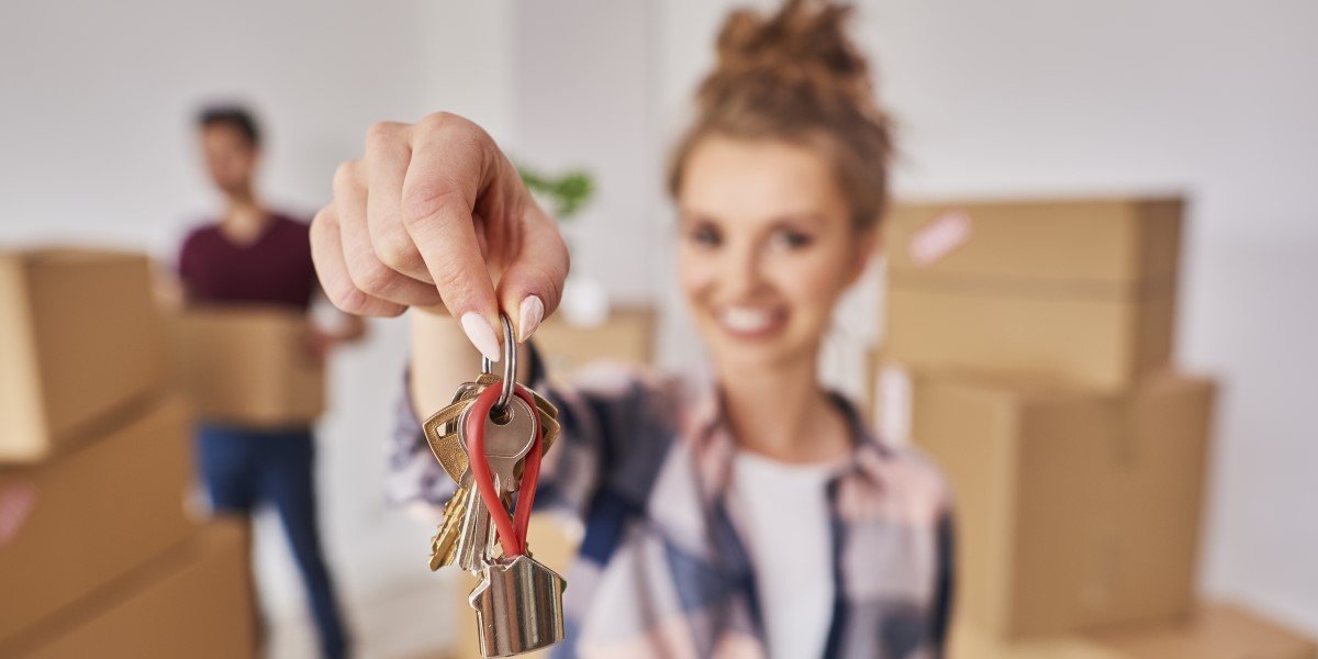 mulher segurando a chave do seu apartamento 