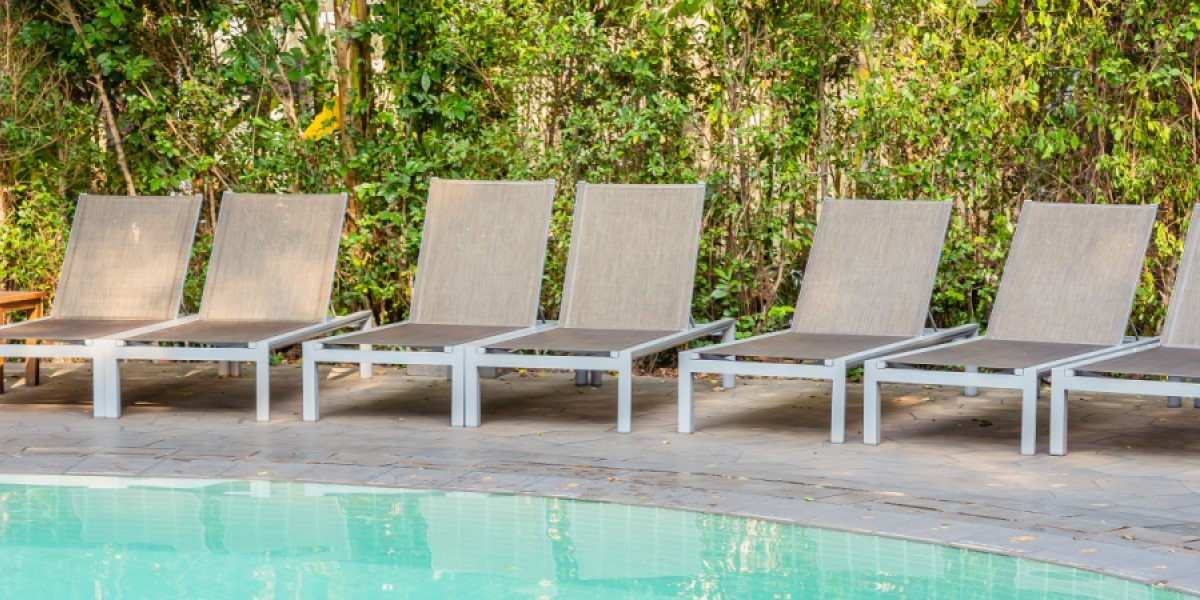 foto de cadeiras na piscina 