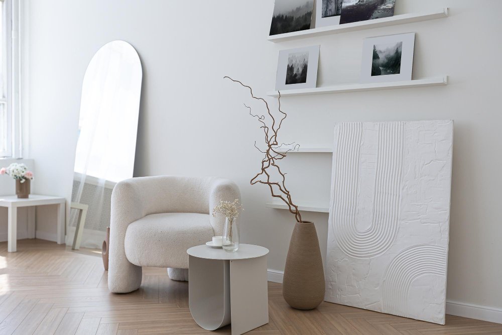 Foto de sala com decoração minimalista.