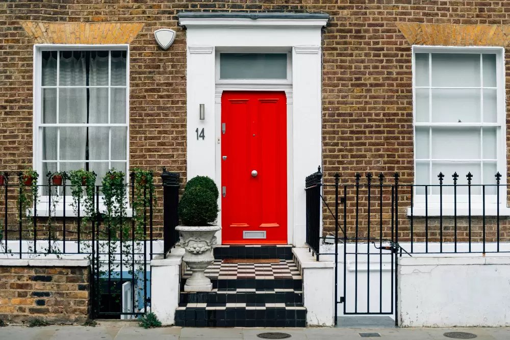 foto de uma casa com porta vermelha 