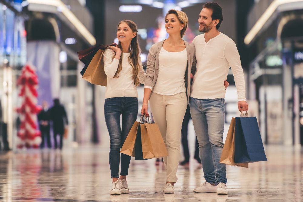 foto de uma família passeando em um centro comercial 