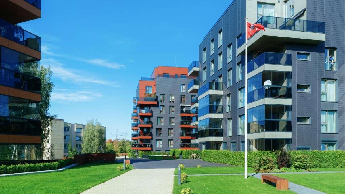 Conjunto de edifícios com um gramado verde entre as edificações