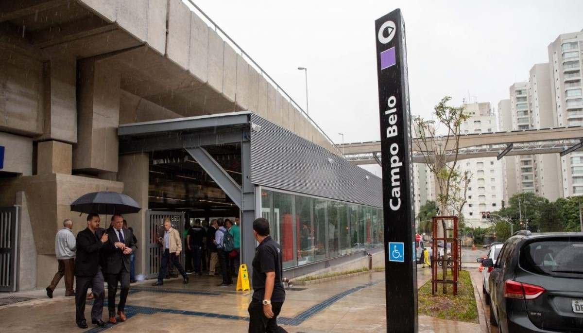 Entrada da estação Campo Belo em São Paulo em um dia chuvoso.