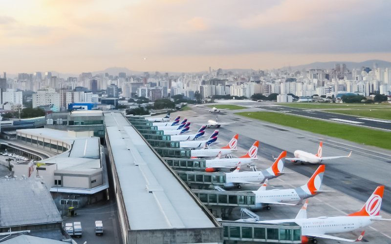 Vista aérea do Aeroporto de Congonhas em São Paulo ao entardecer.