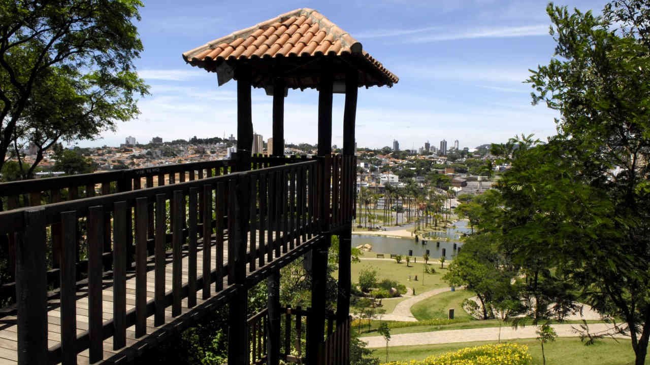 Mirante com vista panorâmica para a cidade e parque.