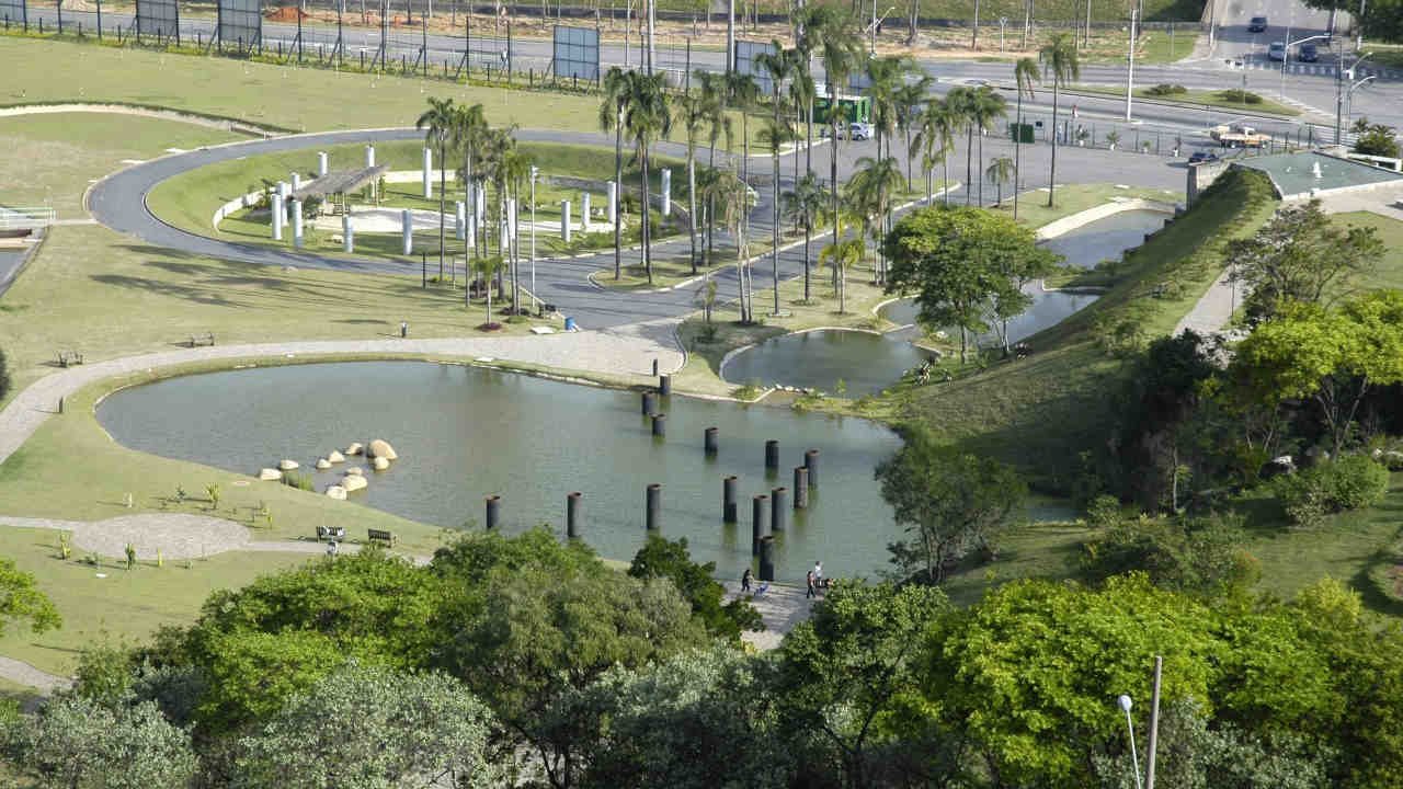 Vista aérea de um parque com lagos e áreas verdes.