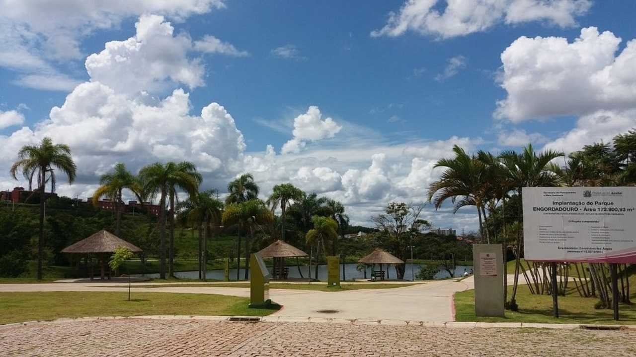 visão da entrada do Parque Engordadouro.