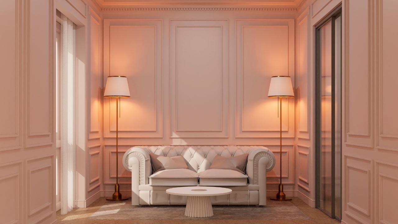 sala aconchegante com boiserie em tons pastel, sofá elegante e iluminação suave.