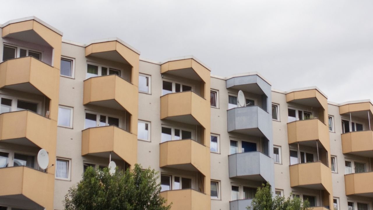 Fachada de prédio residencial popular com sacadas.