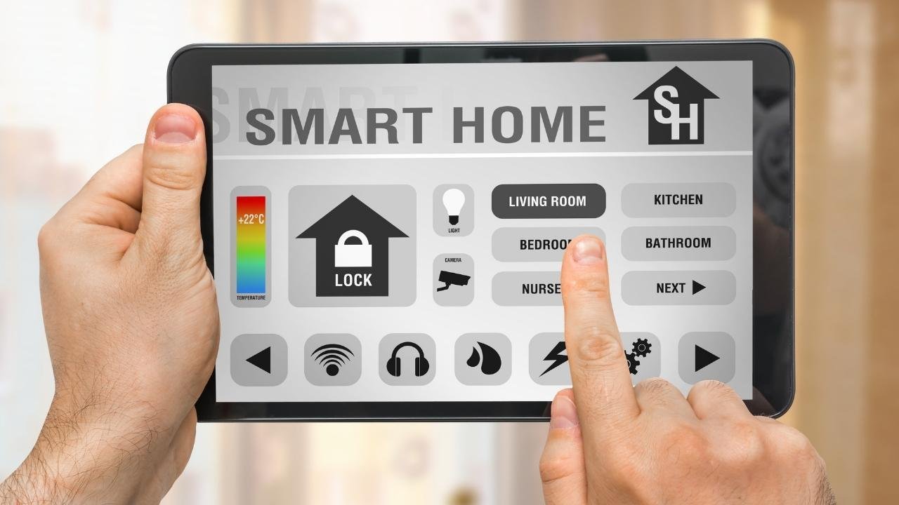 Tablet com interface de automação residencial controlando diferentes cômodos.