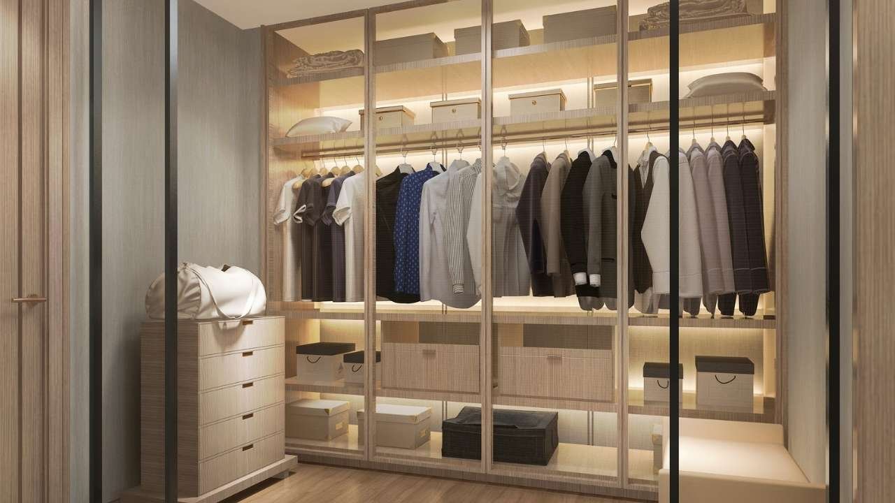 closet planejado com iluminação embutida e divisórias para roupas e acessórios.