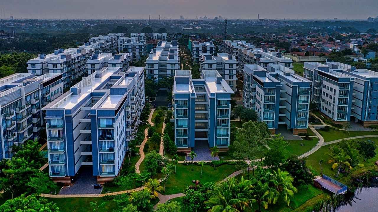 condomínio moderno com vários edifícios e áreas verdes planejadas.