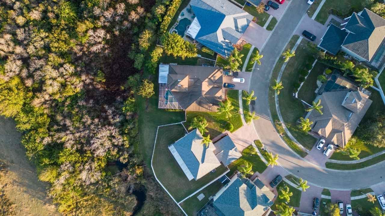 vista aérea de um bairro residencial cercado por natureza.