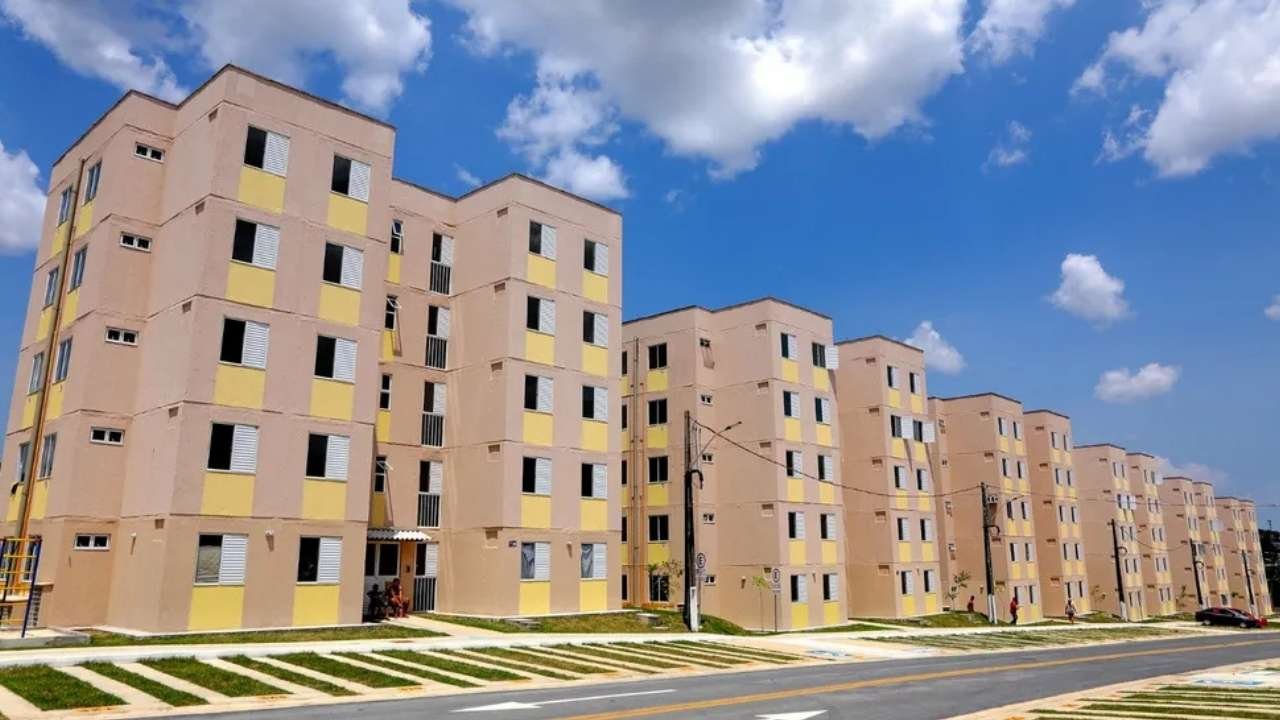 Prédios de apartamentos em um conjunto residencial, com paredes em tons de bege e detalhes em amarelo, que fazem parte do programa Minha Casa Minha Vida. Crédito: https://piauihoje.com/