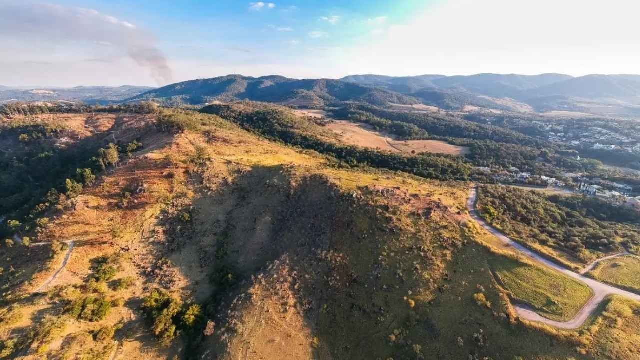 Uma vista panorâmica da Serra do Japi, que é um dos principais atrativos naturais para quem busca o que tem para fazer em Jundiaí. A imagem mostra a exuberância das montanhas, com sua vegetação e trilhas, convidando a atividades ao ar livre.