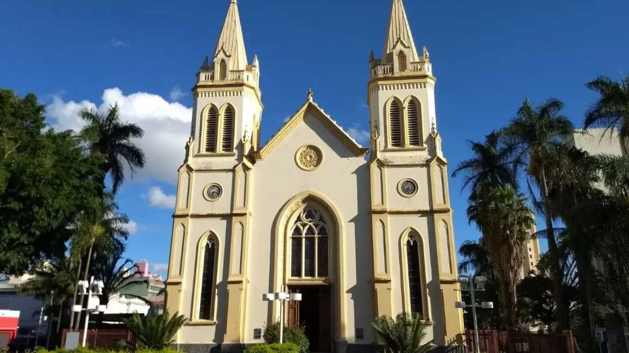A Catedral Nossa Senhora do Desterro se destaca em um dia ensolarado. A imagem realça a arquitetura imponente da igreja, um ponto de referência cultural e histórico que faz parte do roteiro de o que tem para fazer em Jundiaí.