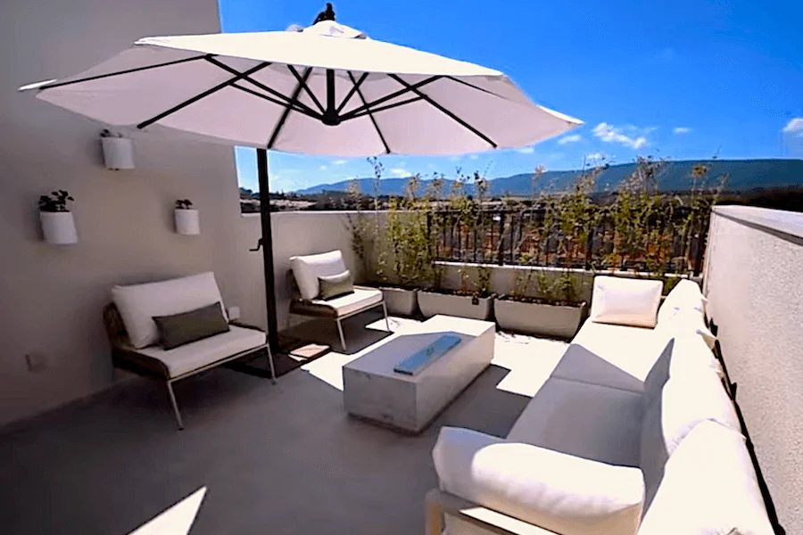 Foto do Rooftop da casa decorada, destacando a área de lazer privativa e a vista.