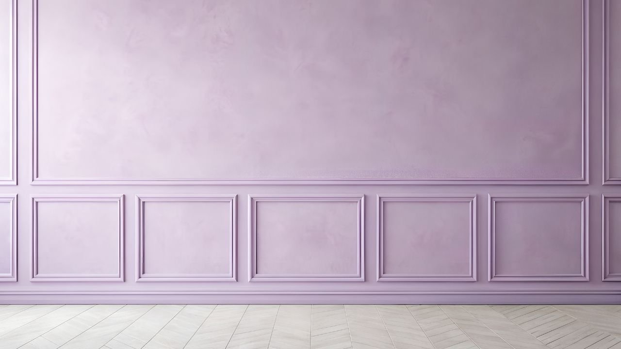 Resultado final de como colocar moldura de gesso no estilo boiserie. A imagem mostra uma parede pintada de lilás com molduras retangulares decorativas aplicadas na parte inferior e superior, criando um ambiente sofisticado.
