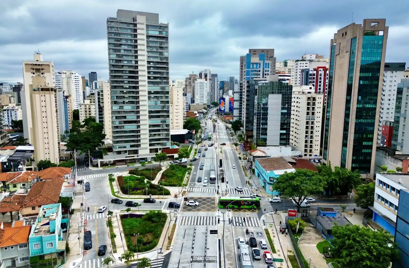 Foto aérea com vista para a av. Santo Amaro revitalizada.